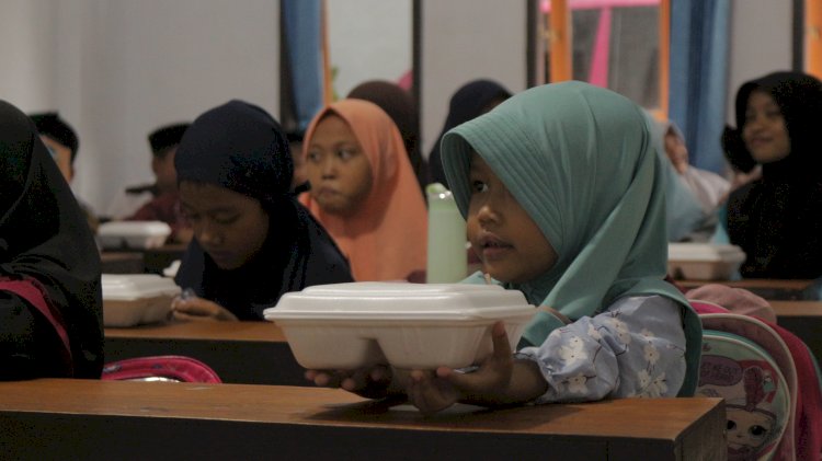 PPPA Daarul Qur'an Cirebon Berbagi Hidangan Makan Untuk Santri Tahfidz