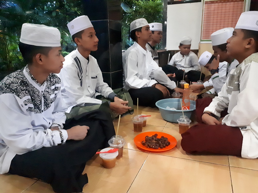 Buka Bersama Santri Rumah Tahfidz Bina Qur'ani Saung Balong Indramayu